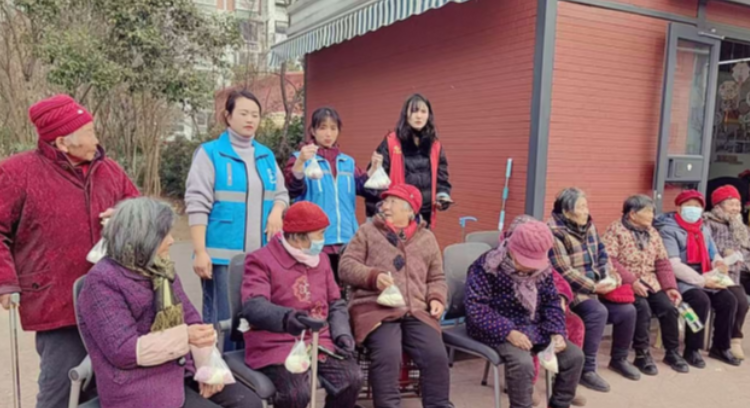 双庄街道曙光社区开展“情暖冬至 邻里欢聚——冬至包饺子”主题志愿活动